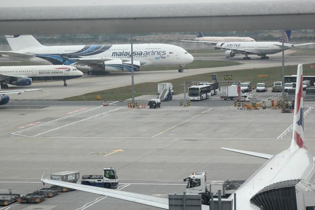 busy airport - free image