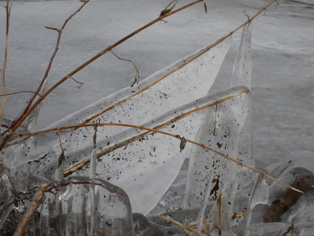 weight of an icicle can cause damage - free image
